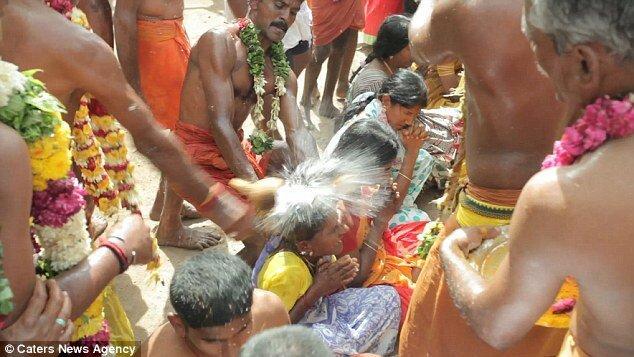 آئینی عجیب و جالب در جنوب هند ، شکستن نارگیل بر روی سر انسان