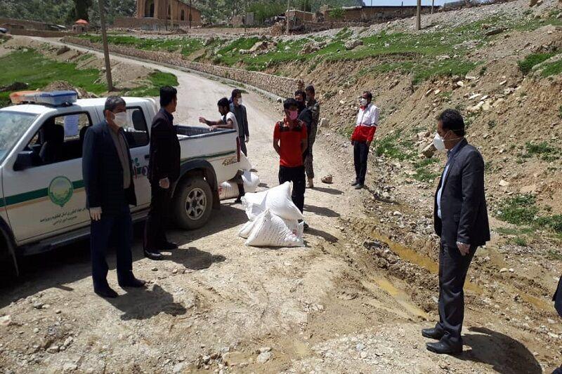 خبرنگاران بسته های مواد بهداشتی و غذایی در روستای سرتنگ بیدک توزیع شد