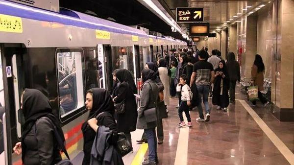 حضور مردی عجیب در مترو تهران ، شوکه می شوید !