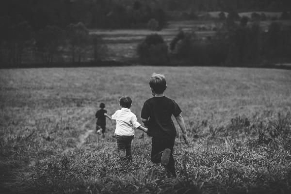 آیا حفظ رابطه با دوستان دوران کودکی مهم است؟