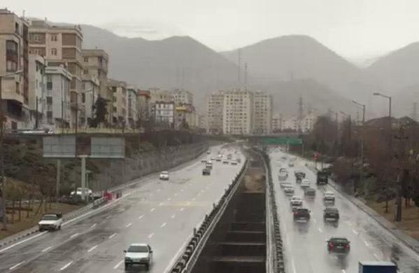 لحظه هولناک ورود سیل به بزرگراه باکری تهران