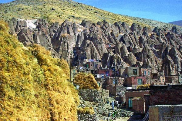 ببینید ، این روستای تاریخی با بناهای مخروطی منحصر به فرد و استثنایی اش یکی از عجایب ایران زمین است
