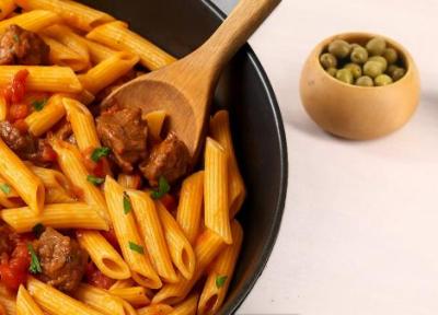 طرز تهیه ماکارونی با گوشت تکه ای و ته دیگ سیب زمینی