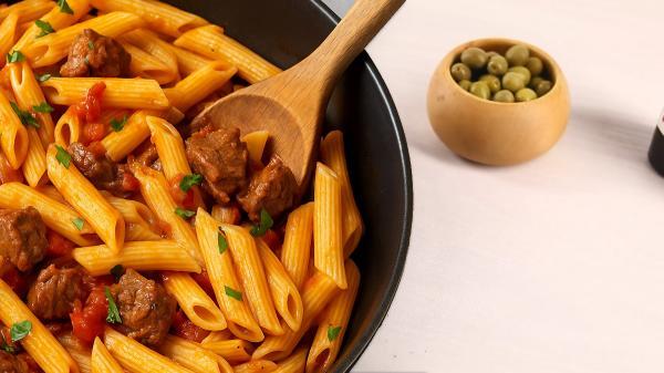 طرز تهیه ماکارونی با گوشت تکه ای و ته دیگ سیب زمینی طرز تهیه ماکارونی با گوشت تکه ای و ته دیگ سیب زمینی